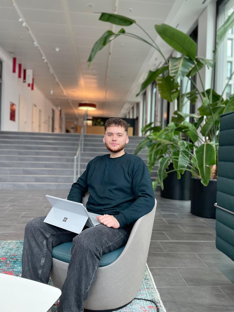 Porträt von Ridvan Rulani, freiberuflicher Web- und Softwareentwickler.